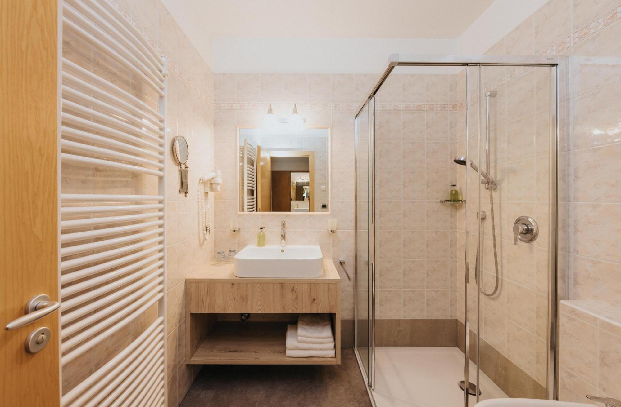 Hotel Bischofhof - Bistro Jasmin كيوزا المظهر الخارجي الصورة